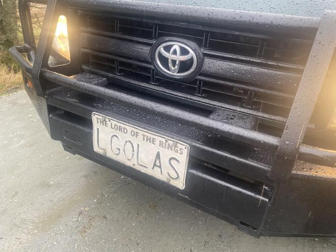 Another car with the license plate 'LGOLAS'