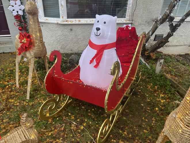 The finished sleigh with lights