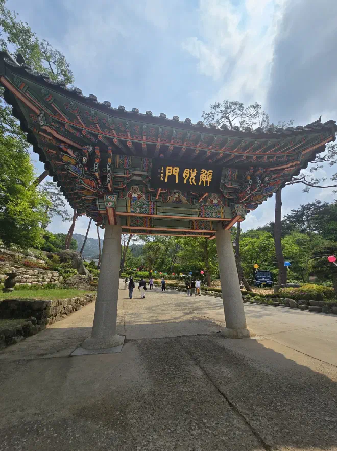 A two-pillared pavilion with a traditional Korean roof with colourfully painted eaves